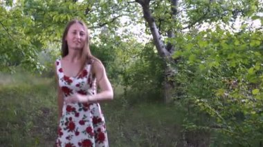 Yaz parkta dönen ışık içinde güzel bir zarif kadın portresi. Hayat ve neşe dolu kız