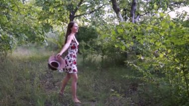 Yaz parkta dönen ışık içinde güzel bir zarif kadın portresi. Hayat ve neşe dolu kız