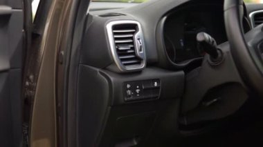 İç modern bir araba dolly, pano ve tahta bilgisayar kapat