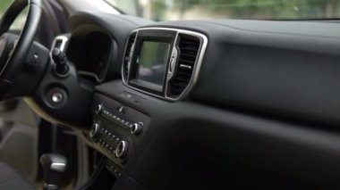 İç modern bir araba dolly, pano ve tahta bilgisayar kapat