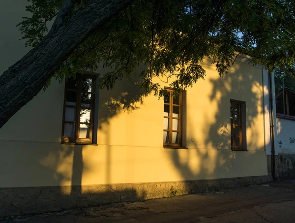 Casa Cidade Velha Iluminada Pelo Sol — Fotografia de Stock