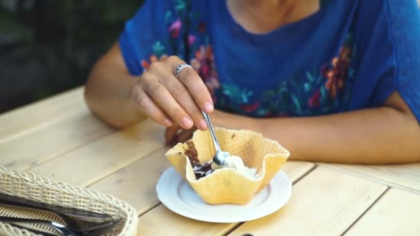 Mulher comendo sorvete — Vídeo de Stock