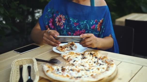 Blogger de Comida Femenina Tomando Fotos de Pizza — Vídeos de Stock