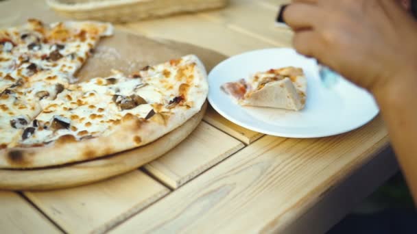 Morena mujer está comiendo una deliciosa pizza . — Vídeos de Stock