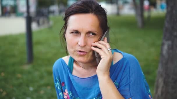 Un retrato de una hermosa mujer hablando por teléfono — Vídeos de Stock