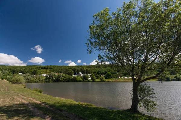 Landschap Met Meer Thiganesty Klooster Moldavië — Stockfoto