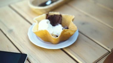 Dışarıda bir cafede dondurma yemek kadın