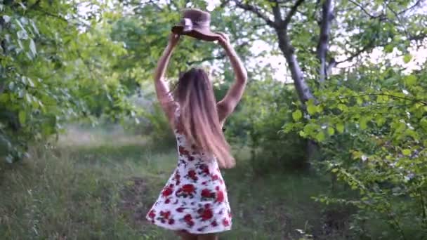 Retrato Uma Bela Mulher Elegante Vestido Claro Girando Parque Verão — Vídeo de Stock