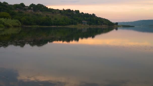 Ηλιοβασίλεμα Στον Ποταμό Αντανακλαστικό Idilic Τοπίο Του Καλοκαιριού — Αρχείο Βίντεο