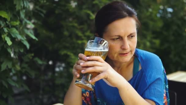 Młoda Kobieta Picia Szklankę Piwa Restauracji Street Kobieta Cieszy Się — Wideo stockowe