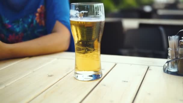 Fresh Beer Table Sunny Day Taken Feminine Hand End Clip — Stock Video