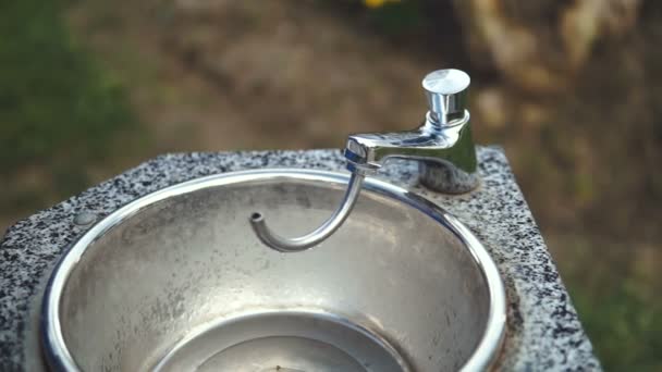 Mujer Usando Fuente Agua Potable Parque Cerca — Vídeo de stock