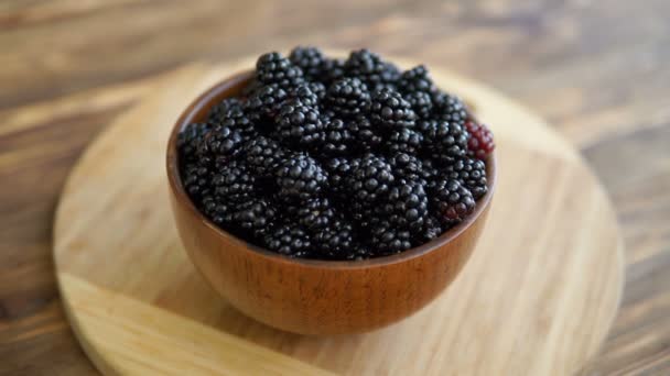 Brombeeren Schale Auf Weißem Holzhintergrund Draufsicht — Stockvideo