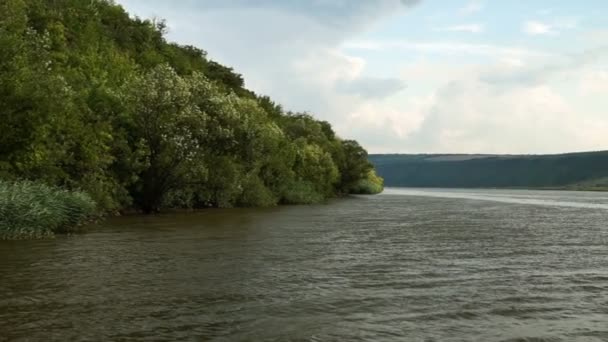 Puesta Sol Río Con Reflejo Paisaje Veraniego Idiota — Vídeo de stock