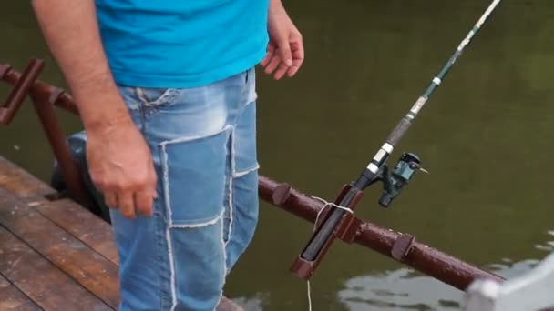钓鱼竿的渔夫 手持纺纱杆和扭转线圈的手特写 — 图库视频影像