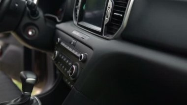 İç modern bir araba dolly, pano ve tahta bilgisayar kapat