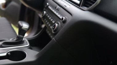 İç modern bir araba dolly, pano ve tahta bilgisayar kapat