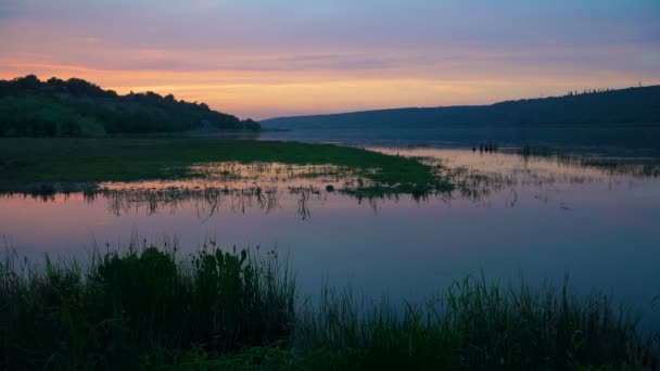 Puesta Sol Río Con Reflejo Paisaje Veraniego Idiota — Vídeo de stock