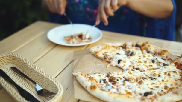 Brunette Femme Dans Café Mange Une Délicieuse Pizza — Video