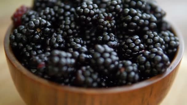 Brombeeren Schale Rotieren Auf Holztisch — Stockvideo