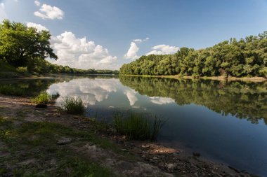 Nehir ve mavi gökyüzü ile yaz manzarası