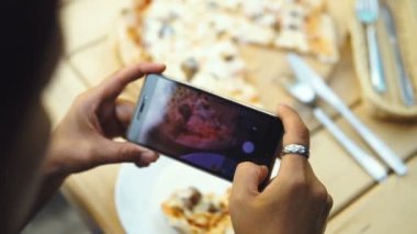Yiyecek Blogger içinde pizzacı Pizza Cellphone tarafından fotoğrafını çekmek