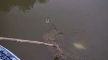 Balık ağı bir Çin dışında balıkları yakalamak için bir el net kullanarak balıkçı