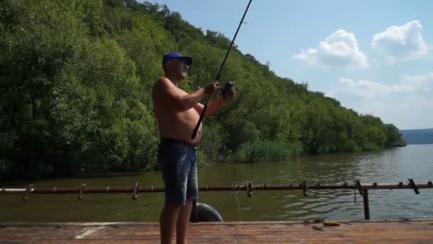 在河里钓鱼 Deckof 船上河上钓鱼竿的渔夫 — 图库视频影像