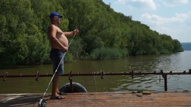 Pesca Río Pescador Con Una Caña Pescar Río Cubierta Del — Vídeos de Stock