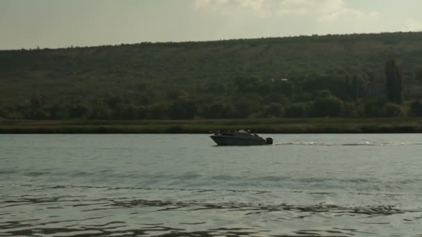 Barcos Las Aventuras Lriver River Persecución Barco — Vídeo de stock