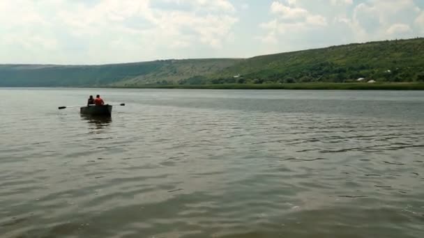 Zwei Personen Auf Einem Boot Das Auf Dem Fluss Treibt — Stockvideo