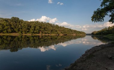 Nehir ve mavi gökyüzü ile yaz manzarası