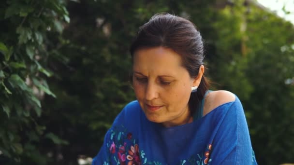 Retrato Señora Que Sienta Cafetería Aire Libre Utiliza Teléfono Inteligente — Vídeos de Stock