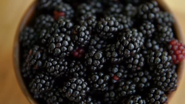 Brombeeren Schale Rotieren Auf Holztisch — Stockvideo