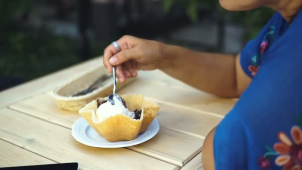 Mujer Comiendo Helado Café Aire Libre — Vídeo de stock