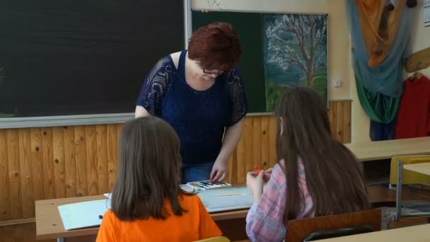 Masculino Teacherexplains Tema Para Estudantessentados Frente Classe — Vídeo de Stock