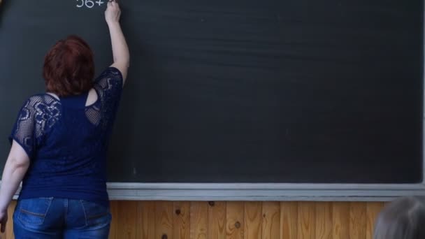 Lärare Skriver Beräkningar Tavlan Klassrummet — Stockvideo