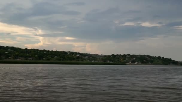 Puesta Sol Río Con Reflejo Paisaje Veraniego Idiota — Vídeos de Stock