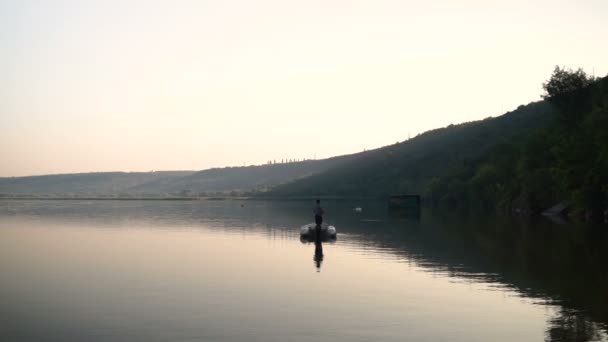 Der Fischer Fischt Auf Dem Fluss Vom Boot Aus — Stockvideo