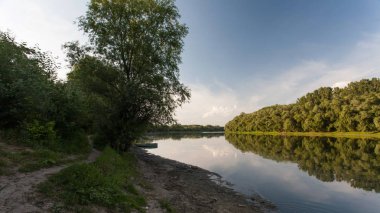 Nehir ve mavi gökyüzü ile yaz manzarası