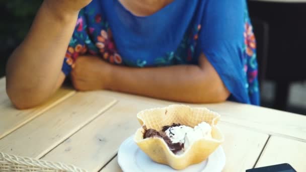 Mujer comiendo helado — Vídeos de Stock