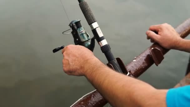 Pescatore Con Una Canna Pesca Primo Piano Una Mano Che — Video Stock