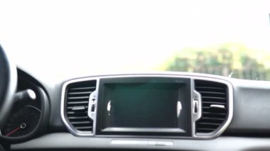 İç modern bir araba dolly, pano ve tahta bilgisayar kapat