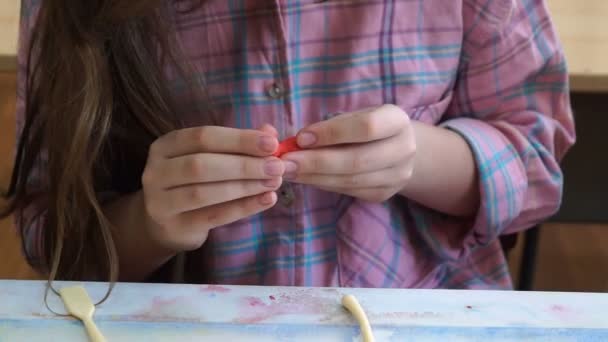 小女孩坐在办公桌造型不同的数字 由彩色建模橡皮泥在托儿所 — 图库视频影像