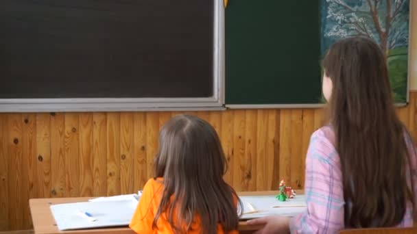Teacher Four Children Teacher Teaches Students Model Plasticine — Stock Video