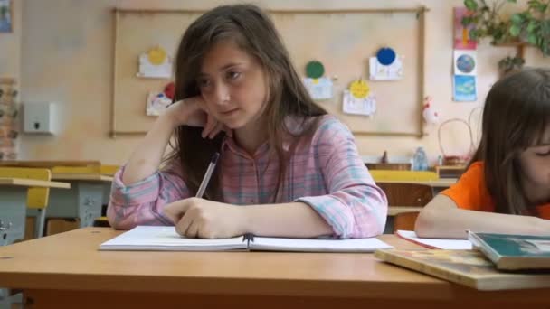 Crianças Escola Primária Feliz Desenhando Mesas Comuns Sala Aula — Vídeo de Stock