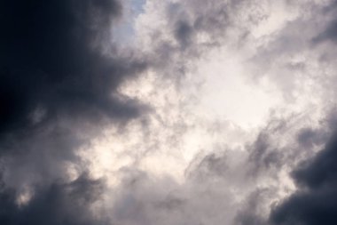 Fırtınalı bulutlu dramatik gökyüzü