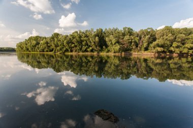 Nehir ve mavi gökyüzü ile yaz manzarası