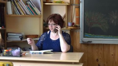 Ofis telefonu: çağrı işkadını gülümseyen iş, insanlar, iletişim ve teknoloji kavramı-