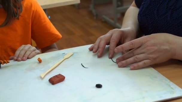 一个老师和四个孩子 老师教学生橡皮泥模型 — 图库视频影像